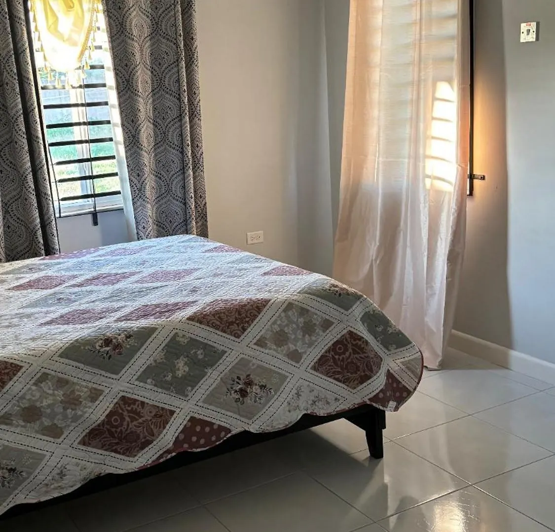 New Cozy Entire Home 2 Bedroom- Ac, Wifi, 24 Hour Security, Smart Tv Old Harbour 0*,  Jamajka